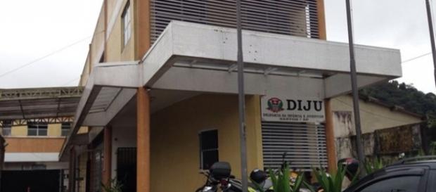 Adolescente esfaqueia sua ex-namorada e confessa o crime sem arrependimentos Adolescente esfaqueia sua ex-namorada e confessa o crime sem arrependimentos