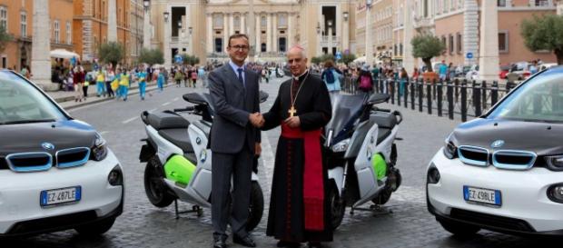 Arcebispo Rino Fisichella recebeu os veículos elétricos para o Jubileu da Misericórdia Arcebispo Rino Fisichella recebeu os veículos elétricos para o Jubileu da Misericórdia