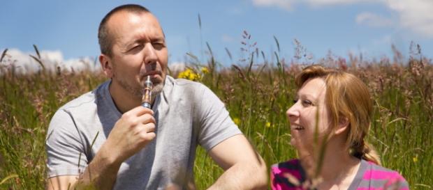 Fotolia / © Miriam Dörr: Mann und Frau rauchen elektrisch Fotolia / © Miriam Dörr: Mann und Frau rauchen elektrisch