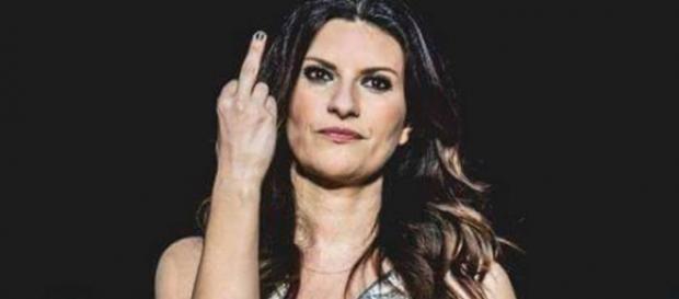 Laura pausini mostra il dito medio. Laura pausini mostra il dito medio.