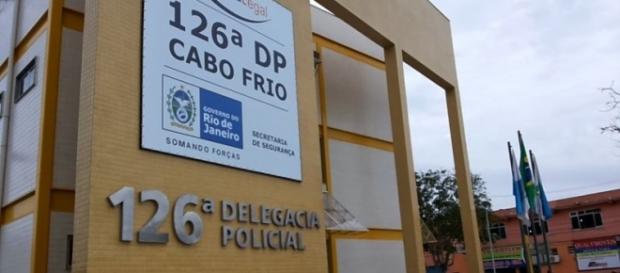 O criminoso que abusou do menino de 4 anos foi detido na 126ª DP de Cabo Frio e depois levado para o complexo Bangu no Rio, onde espera julgamento. O criminoso que abusou do menino de 4 anos foi detido na 126ª DP de Cabo Frio e depois levado para o complexo Bangu no Rio, onde espera julgamento.