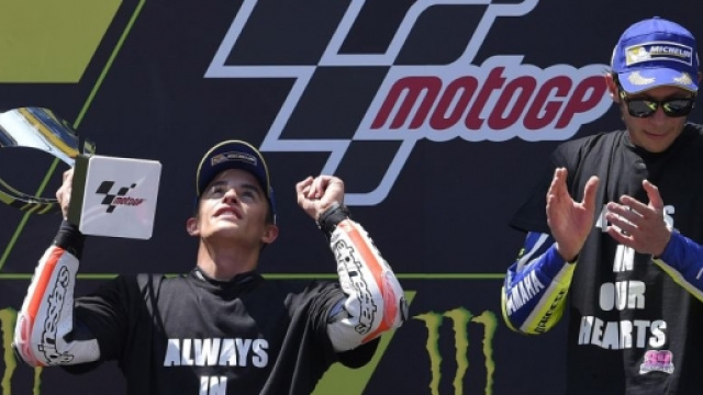 Rossi e Marquez si stringono la mano al parco chiuso