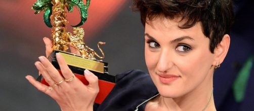 Arisa in posa con il premio a Sanremo