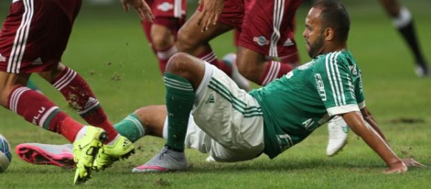 Alecsandro disputa bola com jogadores do Fluminense pela Copa BR em 2015. Alecsandro disputa bola com jogadores do Fluminense pela Copa BR em 2015.