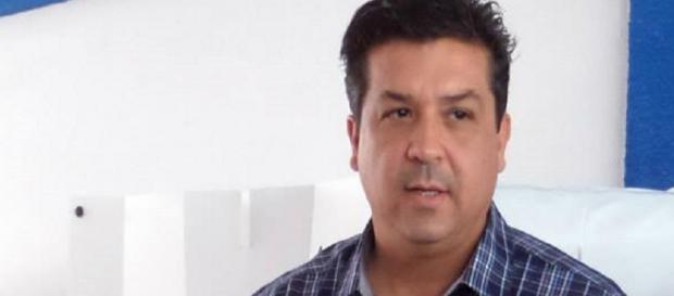El senador Francisco García Cabeza de Vaca mientras vota El senador Francisco García Cabeza de Vaca mientras vota