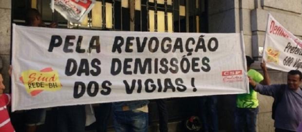 Faixa usada na manifestação pedindo a revogação das demissões dos vigias Faixa usada na manifestação pedindo a revogação das demissões dos vigias