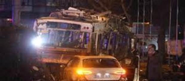 Il luogo dell'attentato subito dopo l'esplosione Il luogo dell'attentato subito dopo l'esplosione