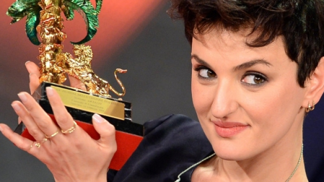 Arisa in posa con il premio a Sanremo