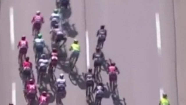 Le sbandate di Orica e Katusha rischiano di far cadere Chris Froome