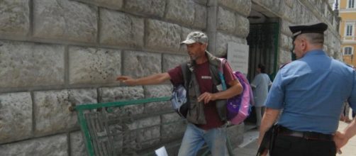 Il cancello della scuola elementare Saffi di Carrara.