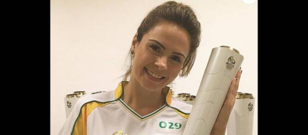 Ana Paula posa com a Tocha Olímpica. Ana Paula posa com a Tocha Olímpica.