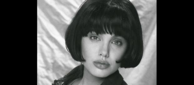 Angelina Jolie com 15 anos de idade. Angelina Jolie com 15 anos de idade.