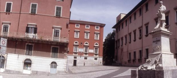 Carrara: cancello cade su due studenti Carrara: cancello cade su due studenti
