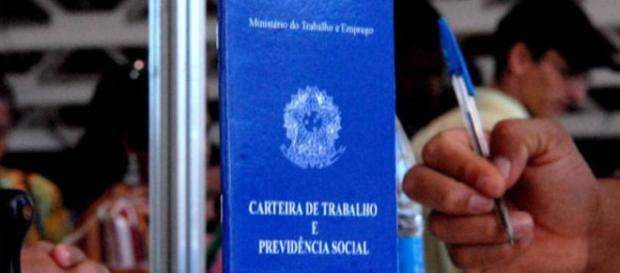 Com o início da crise em 2015, milhares de postos de trabalho foram fechados Com o início da crise em 2015, milhares de postos de trabalho foram fechados