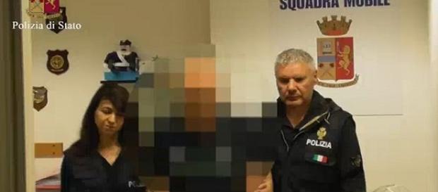 Il bidello della scuola media di Ragusa, scortato dalla Polizia di Stato. (Ansa) Il bidello della scuola media di Ragusa, scortato dalla Polizia di Stato. (Ansa)