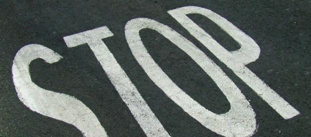 La scritta Stop sull'asfalto stradale La scritta Stop sull'asfalto stradale