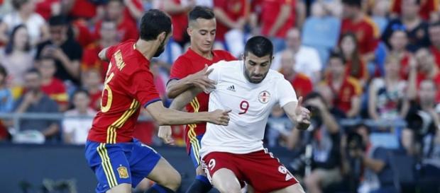 Lucas Vázquez y Juanfran Torres intentado frenar al jugador de Georgia Lucas Vázquez y Juanfran Torres intentado frenar al jugador de Georgia