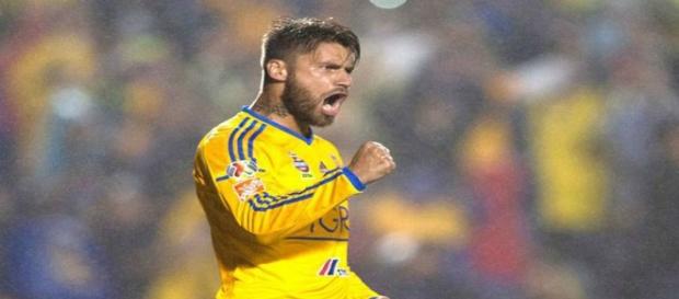 Rafael Sóbis tem sido especulado por alguns clubes brasileiros Rafael Sóbis tem sido especulado por alguns clubes brasileiros