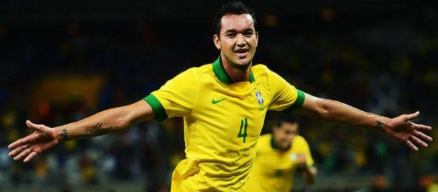 Réver, que já teve passagens pela Seleção, ficará no Flamengo até junho de 2017 Réver, que já teve passagens pela Seleção, ficará no Flamengo até junho de 2017