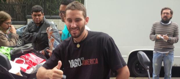 Ricardo Damián es un chico argentino quien ha recorrido 18 países de América con un mínimo de equipaje a cuestas y su pequeña moto . Ricardo Damián es un chico argentino quien ha recorrido 18 países de América con un mínimo de equipaje a cuestas y su pequeña moto .