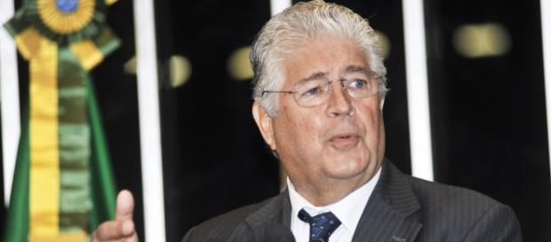 Roberto Requião é crítico da política adotada por Michel Temer Roberto Requião é crítico da política adotada por Michel Temer