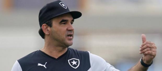 Técnico deve fazer mudanças no Botafogo Técnico deve fazer mudanças no Botafogo