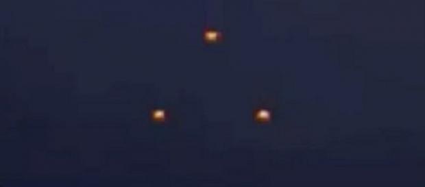 Ufo di forma triangolare avvistato nel deserto da numerosi testimoni Ufo di forma triangolare avvistato nel deserto da numerosi testimoni