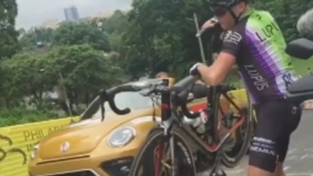 Chris Horner, la rabbia dopo l'incidente meccanico