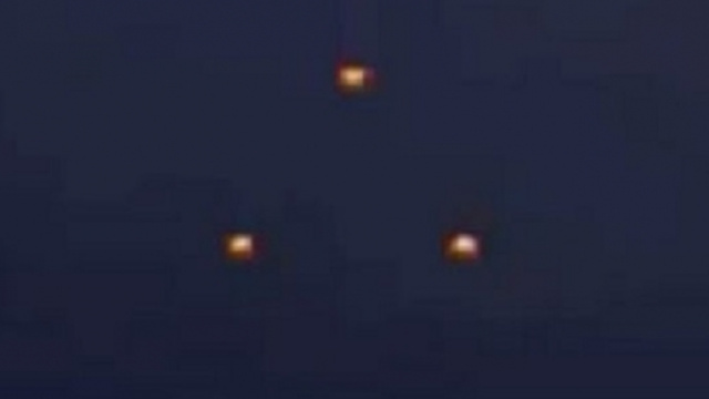 Ufo di forma triangolare avvistato nel deserto da numerosi testimoni