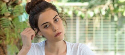 Cansu Dere faz sucesso no Brasil com a novela 'Sila'