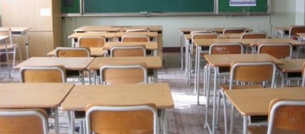 Giovane liceale preso a calci e pugni da insegnante. Giovane liceale preso a calci e pugni da insegnante.