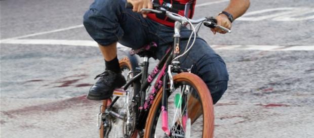 Il video finito in rete del Poliziotto che a Padova sottrae una bici per rincorrere un malfattore. Il video finito in rete del Poliziotto che a Padova sottrae una bici per rincorrere un malfattore.
