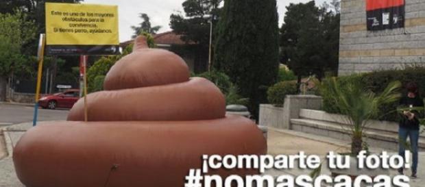La caca gigante del Ayuntamiento de Torrelodones, insólitamente robada hace unos días. La caca gigante del Ayuntamiento de Torrelodones, insólitamente robada hace unos días.