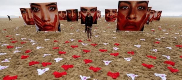 Manifestación en Copacabana con bragas y sangre como símbolo contra la violación. Manifestación en Copacabana con bragas y sangre como símbolo contra la violación.