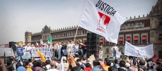 Manifestantes reclamando Justicia en el Zocalo Manifestantes reclamando Justicia en el Zocalo