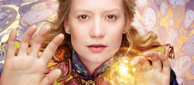 Mia Wasikowska retoma o papel de Alice nesta sequela. Mia Wasikowska retoma o papel de Alice nesta sequela.