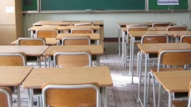 Giovane liceale preso a calci e pugni da insegnante.