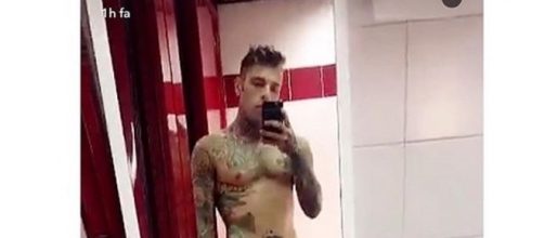 Il rapper Fedez posa in bermuda