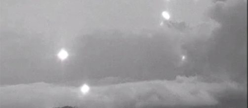 Ufo: strane luci vicino vulcano in eruzione