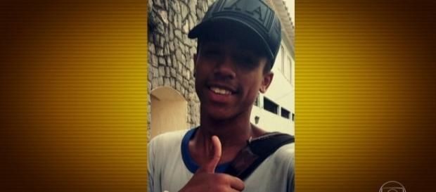 Jovem de 16 anos é morto em favela do Rio (Foto: Reprodução/Globo) Jovem de 16 anos é morto em favela do Rio (Foto: Reprodução/Globo)