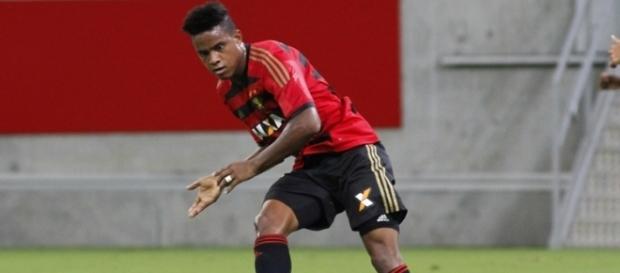 Rithely também segue fazendo trabalhos intensivos de recuperação Rithely também segue fazendo trabalhos intensivos de recuperação