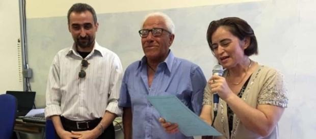 Ultime notizie scuola, venerdì 1 luglio 2016: Antonio Pugliese al momento del ritiro del diploma (Foto Brindisi Report) Ultime notizie scuola, venerdì 1 luglio 2016: Antonio Pugliese al momento del ritiro del diploma (Foto Brindisi Report)