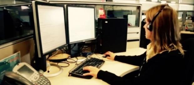 Una giovane al lavoro in un call center Una giovane al lavoro in un call center