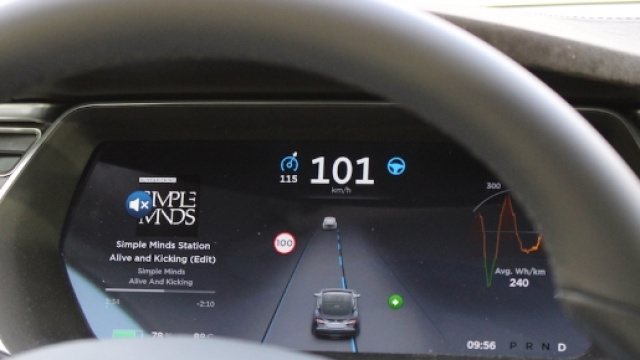 Il pilota automatico di una Tesla S sbaglia e finisce contro un tir