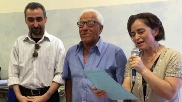 Ultime notizie scuola, venerd&igrave; 1 luglio 2016: Antonio Pugliese al momento del ritiro del diploma (Foto Brindisi Report)