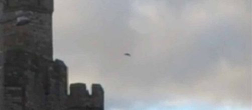 Oggetto misterioso sopra il castello di Caernarfon, è un ufo?