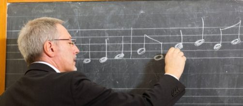 Un insegnante maturo impegnato in una lezione di musica