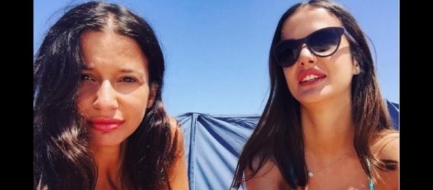 As duas irmãs gémeas Mara e Petra tiraram fotografia na praia As duas irmãs gémeas Mara e Petra tiraram fotografia na praia