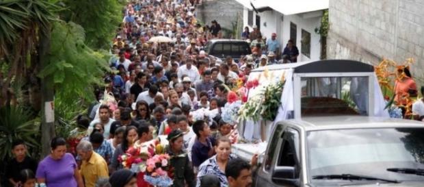 Cientos de personas despiden a la activista Cientos de personas despiden a la activista
