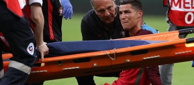 Cristiano Ronaldo deixa a Eurocopa chorando após se machucar Cristiano Ronaldo deixa a Eurocopa chorando após se machucar